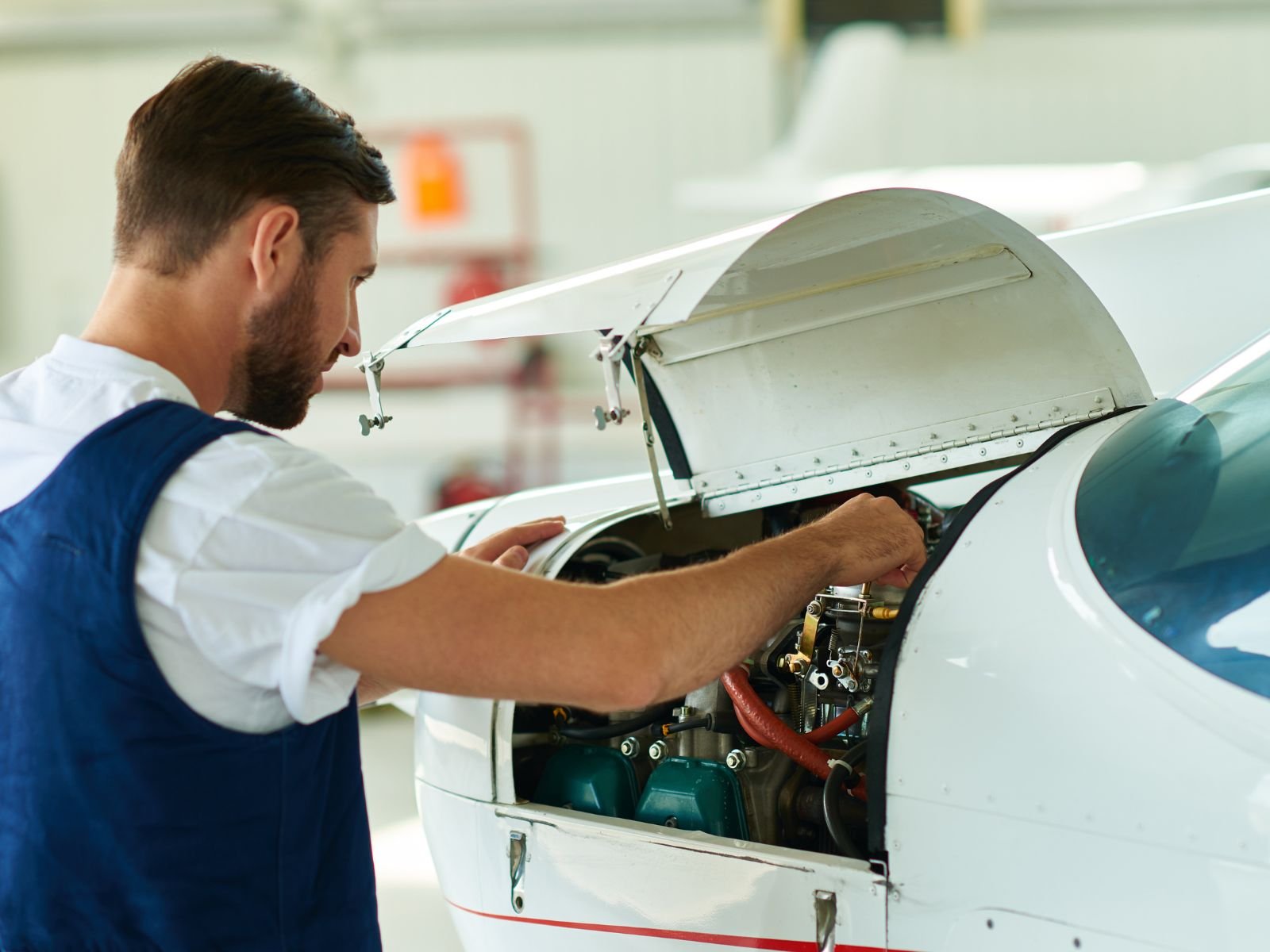 mecánicos aeronáuticos: formación especializada para seguridad